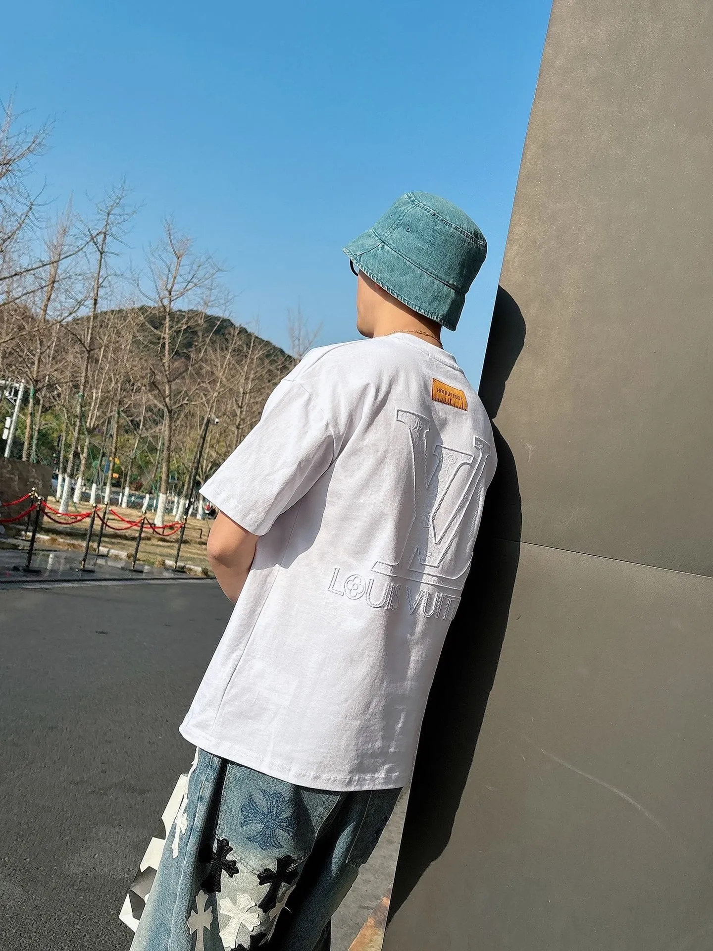 Louis Vuitton/Louis Vuitton 26ss short sleeves with dark logo embroidery on the front and back